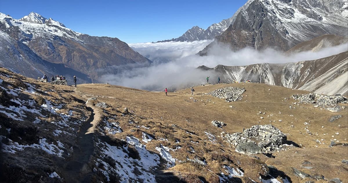 way uphill kyanjin gompa to tsergo ri