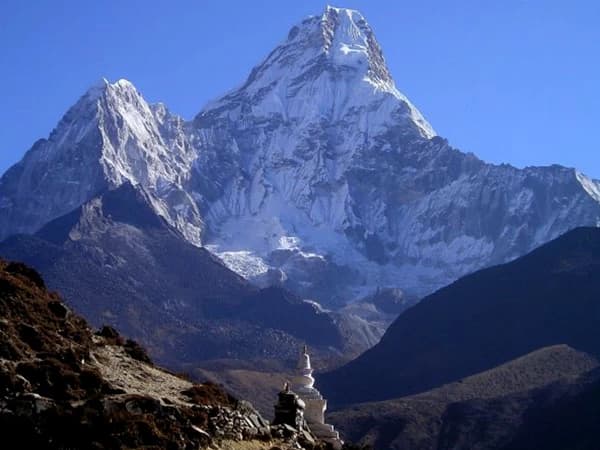 Ama Dablam 2 700x450